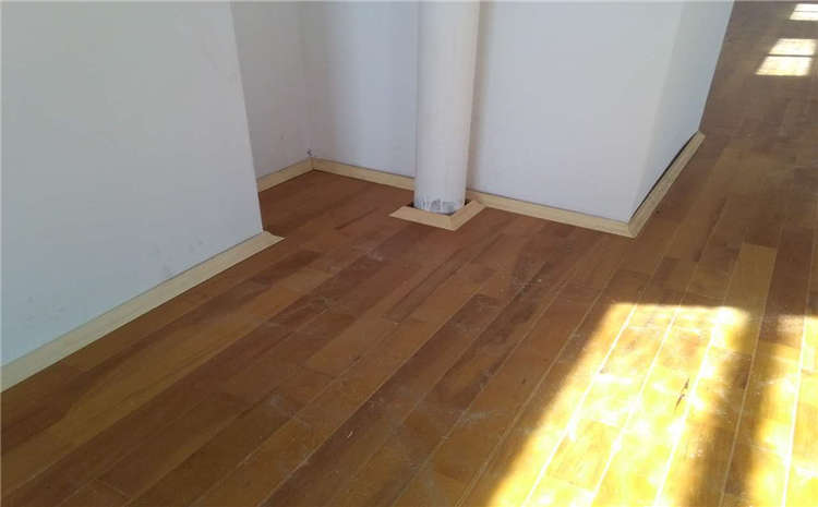 單層龍骨結(jié)構(gòu)風(fēng)雨操場(chǎng)木地板價(jià)格是多錢？