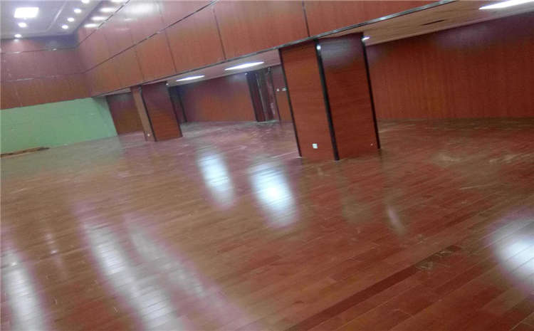 給體育木地板打蠟搞錯了吧？