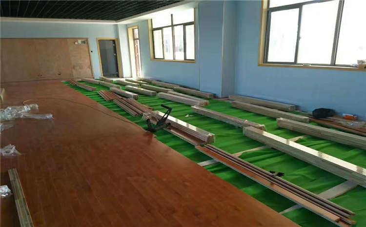 主輔龍骨結(jié)構(gòu)實木運動地板造價是的多少？