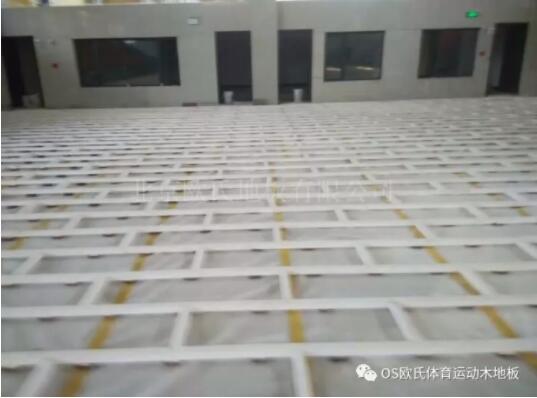 專業(yè)體育運(yùn)動木地板的結(jié)構(gòu)和施工安裝的方法