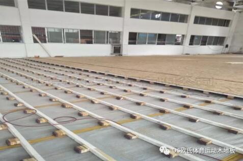 專業(yè)體育運(yùn)動木地板的結(jié)構(gòu)和施工安裝的方法